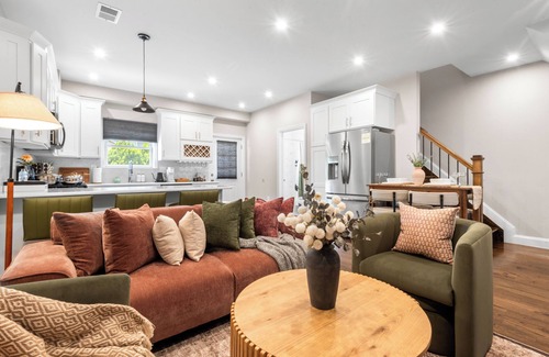 The Heights Copropriété | Luxe 2-Bedroom Home with AC, Fast WiFi, Private Patio, Gameroom 15minutes to NYC