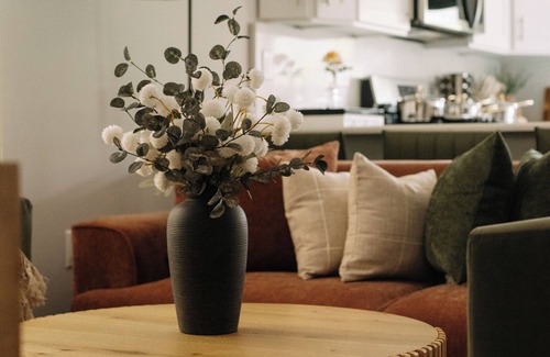 The Heights Copropriété | Luxe 2-Bedroom Home with AC, Fast WiFi, Private Patio, Gameroom 15minutes to NYC