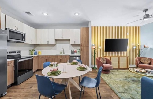 Sobro Appartement | Luxe 2BR w/ Glam Station & Karaoke – Sleeps 8