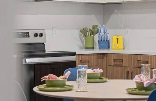 Sobro Appartement | Luxe 2BR w/ Glam Station & Karaoke – Sleeps 8