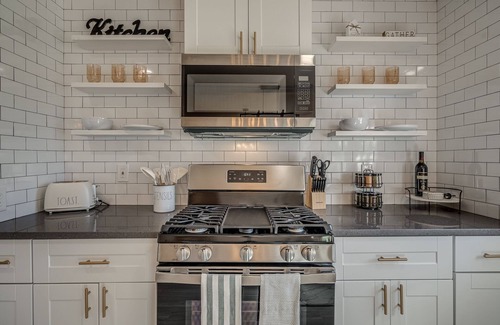 Central Oklahoma City Maison | Luxe 3BR Farmhouse-style Home Near Lake Hefner