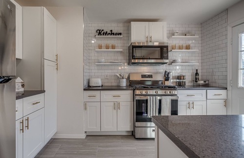 Central Oklahoma City Maison | Luxe 3BR Farmhouse-style Home Near Lake Hefner