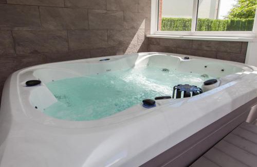 Prestonfield Appartement | Luxe Arthurs Seat View Townhouse with Hot Tub