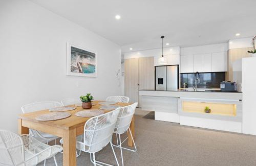 Burleigh Heads Appartement | Luxe Beachfront 2-Bed With Gym Pool & Views