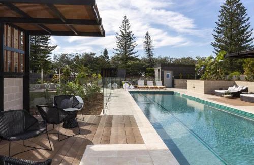 Burleigh Heads Appartement | Luxe Beachfront 2-Bed With Gym Pool & Views
