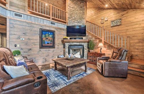 Broken Bow Maison | Luxe Broken Bow Cabin with Tesla Charging Station
