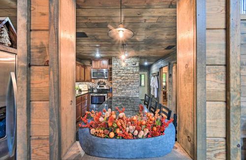 Broken Bow Maison | Luxe Broken Bow Cabin with Tesla Charging Station