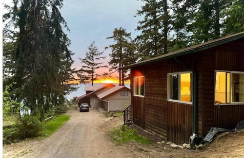 Camano Island Cabine | Luxe Cabin with Water View, Bonfire Pit, Near Beaches