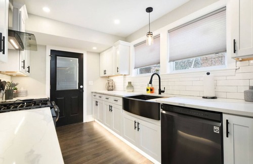 Pittsburgh Appartement | Premier Home, Prime PITT Location, Hot Tub & Sauna