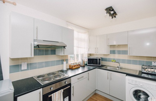 Luton Appartement | Luxe Central King-Size Apt w/ Wi-Fi & Free Parking