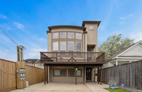 East Downtown Houston Maison | Luxe Condo w Private Theater Room by Dinkin Park