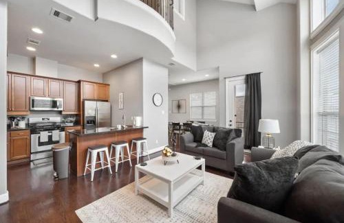 East Downtown Houston Maison | Luxe Condo w Private Theater Room by Dinkin Park