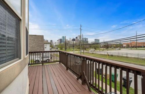 East Downtown Houston Maison | Luxe Condo w Private Theater Room by Dinkin Park