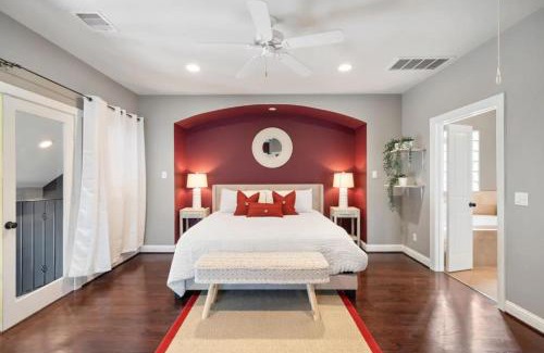 East Downtown Houston Maison | Luxe Condo w Private Theater Room by Dinkin Park