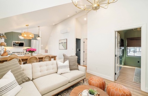 Sloan Lake Appartement | Luxe Designer Flat on Sloans Lake w/ Rooftop Deck