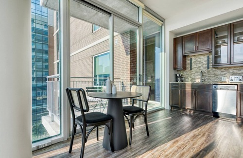 Waller Creek District Appartement | Luxe Downtown 1BR w/ Gym, Deck & W/D, walk to 6th St bars, by Blueground