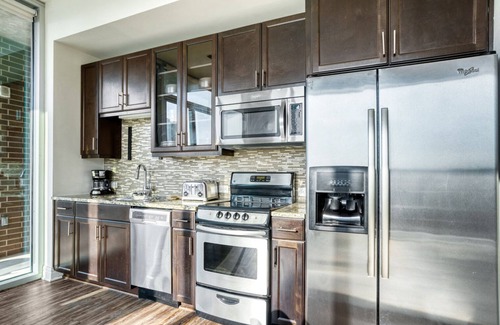 Waller Creek District Appartement | Luxe Downtown 1BR w/ Gym, Deck & W/D, walk to 6th St bars, by Blueground