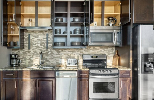 Waller Creek District Appartement | Luxe Downtown 1BR w/ Gym, Deck & W/D, walk to 6th St bars, by Blueground