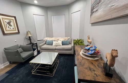 Greater Grand Crossing Maison | Luxe Duplex, Long/ Short Stay, Free Park, Quick Hwy Access, 10 min to Gold Coast