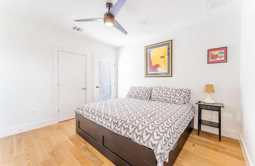 Blackshear-Prospect Hill Maison | Luxe East Downtown 3BR Condo, Walk to Bars, Restaurants, Shops