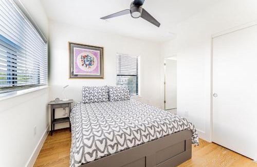 Blackshear-Prospect Hill Maison | Luxe East Downtown 3BR Condo, Walk to Bars, Restaurants, Shops