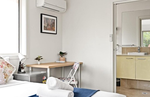 Panania Maison | Luxe Ensuite Queen Room in Panania - Nearby Station