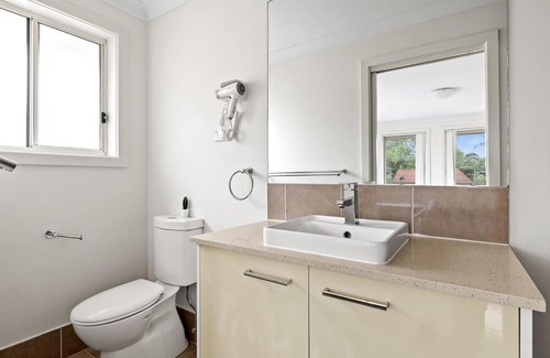 Panania Maison | Luxe Ensuite Queen Room in Panania - Nearby Station