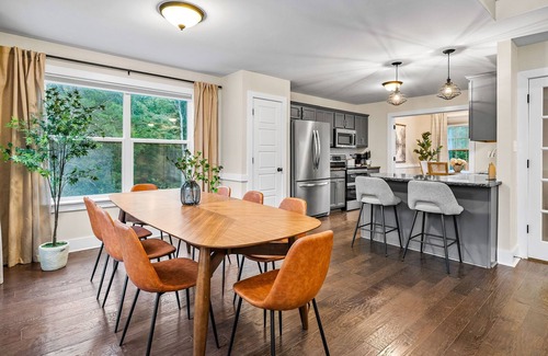 Waddy Maison | ✨Luxe Farmhouse✨Bourbon Trail✨ 4 king Beds ✨Hot Tub Games Trails sleeps 16