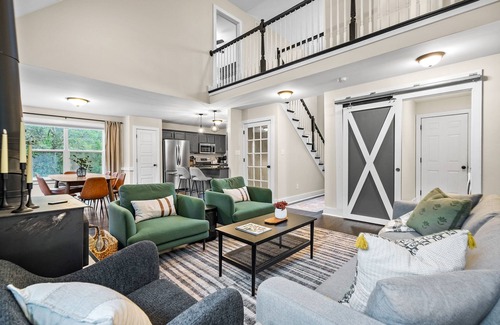 Waddy Maison | ✨Luxe Farmhouse✨Bourbon Trail✨ 4 king Beds ✨Hot Tub Games Trails sleeps 16