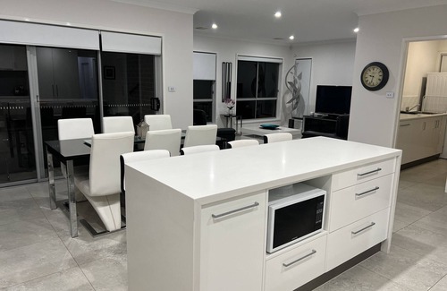 Casey Maison | Luxe Gungahlin 5 Bedroom Home Views Wifi Netflix Wine