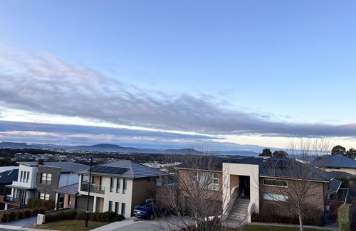 Casey Maison | Luxe Gungahlin 5 Bedroom Home Views Wifi Netflix Wine