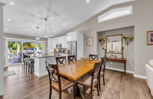 Niagara Falls Maison | Luxe Home I Mins from Falls I Pool & Pong Table