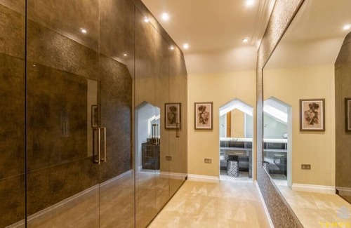 Beaconsfield Maison | Luxe Home with Hot Tub, Cinema & Gym