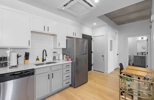 Charlotte Appartement | Luxe King 2BR Suite in South End Charlotte!