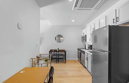 Charlotte Appartement | Luxe King 2BR Suite in South End Charlotte!