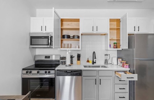 Charlotte Appartement | Luxe King 2BR Suite in South End Charlotte!