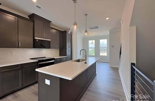 Charlotte Maison | Luxe King 3BR Townhouse Mins to Uptown CLT!