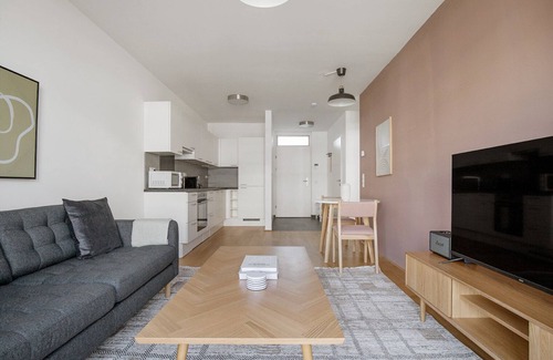 Erdberg Appartement | Luxe Landstraße 1BR w/ Garden & Balcony, nr Hyblerpark, by Blueground