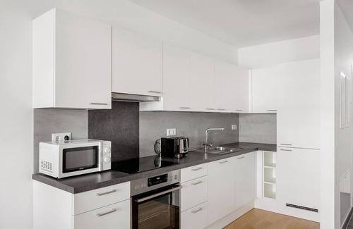 Erdberg Appartement | Luxe Landstraße 1BR w/ Garden & Balcony, nr Hyblerpark, by Blueground