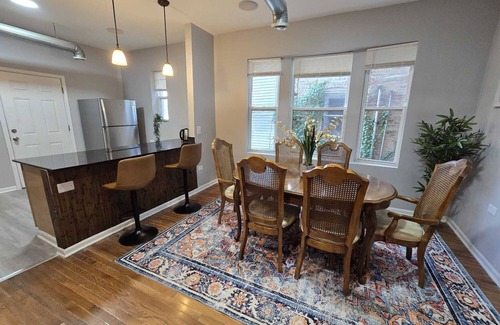 Woodlawn Appartement | Luxe Loft vibe –4BR/3BA Apt– King Suite-11 minutes from downtown-Families-Groups