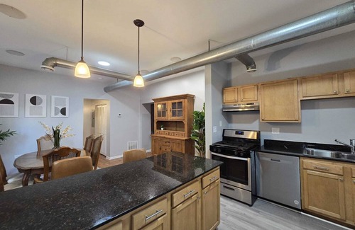 Woodlawn Appartement | Luxe Loft vibe –4BR/3BA Apt– King Suite-11 minutes from downtown-Families-Groups