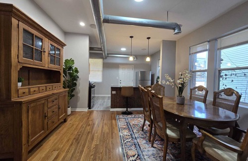 Woodlawn Appartement | Luxe Loft vibe –4BR/3BA Apt– King Suite-11 minutes from downtown-Families-Groups