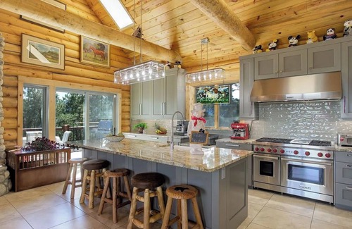 Pine Cabine | Luxe MTN Escape + Epic Views + Indoor/Outdoor Bar!