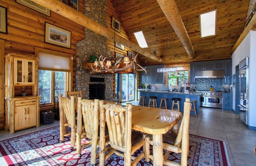 Pine Cabine | Luxe MTN Escape + Epic Views + Indoor/Outdoor Bar!