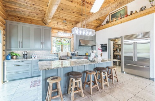 Pine Cabine | Luxe MTN Escape + Epic Views + Indoor/Outdoor Bar!