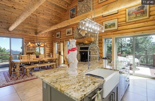 Pine Cabine | Luxe MTN Escape + Epic Views + Indoor/Outdoor Bar!