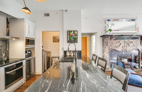 Waterfront Copropriété | Luxe Long Beach Condo w/ Pool: 1 Mi to Shoreline!