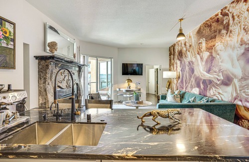 Waterfront Copropriété | Luxe Long Beach Condo w/ Pool: 1 Mi to Shoreline!