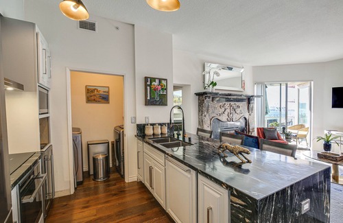 Waterfront Copropriété | Luxe Long Beach Condo w/ Pool: 1 Mi to Shoreline!