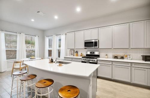 Austin Maison | Luxe Modern 4B House with Office 20 min to DT